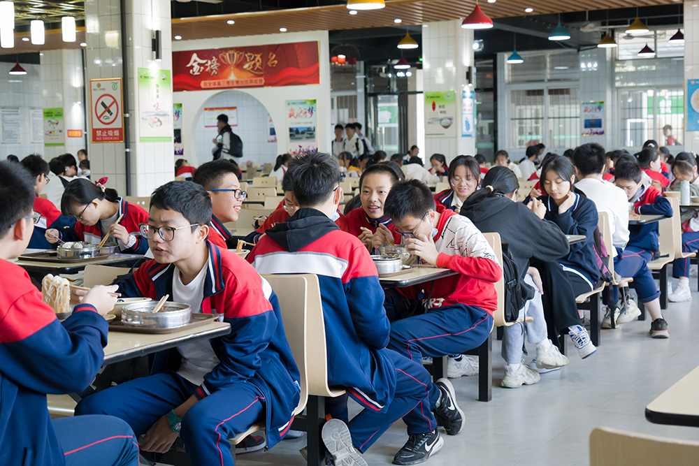 學校食堂承包為學生提供安全、健康、美味的餐飲環(huán)境.png